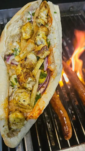 Sandwich au poulet grillé devant les flammes